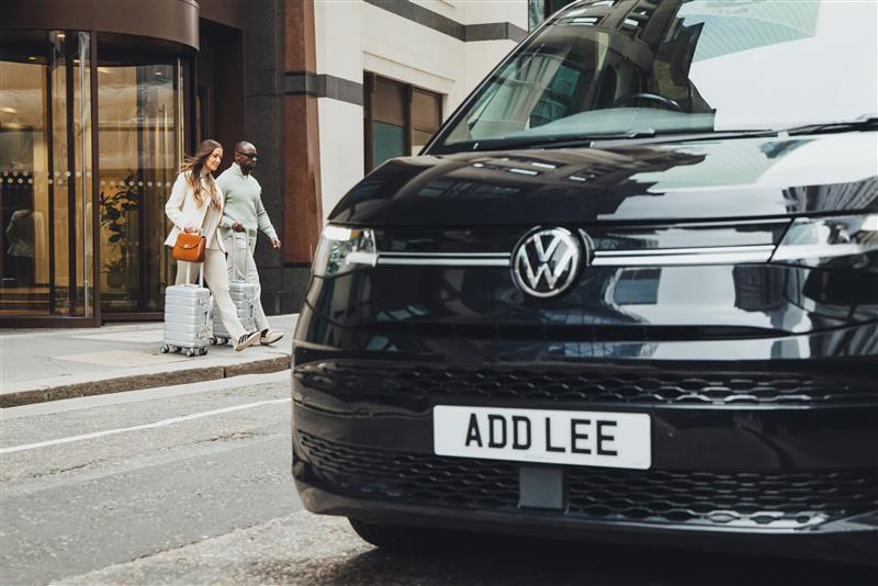 Couple walking out of hotel into an Addison Lee airport transfer